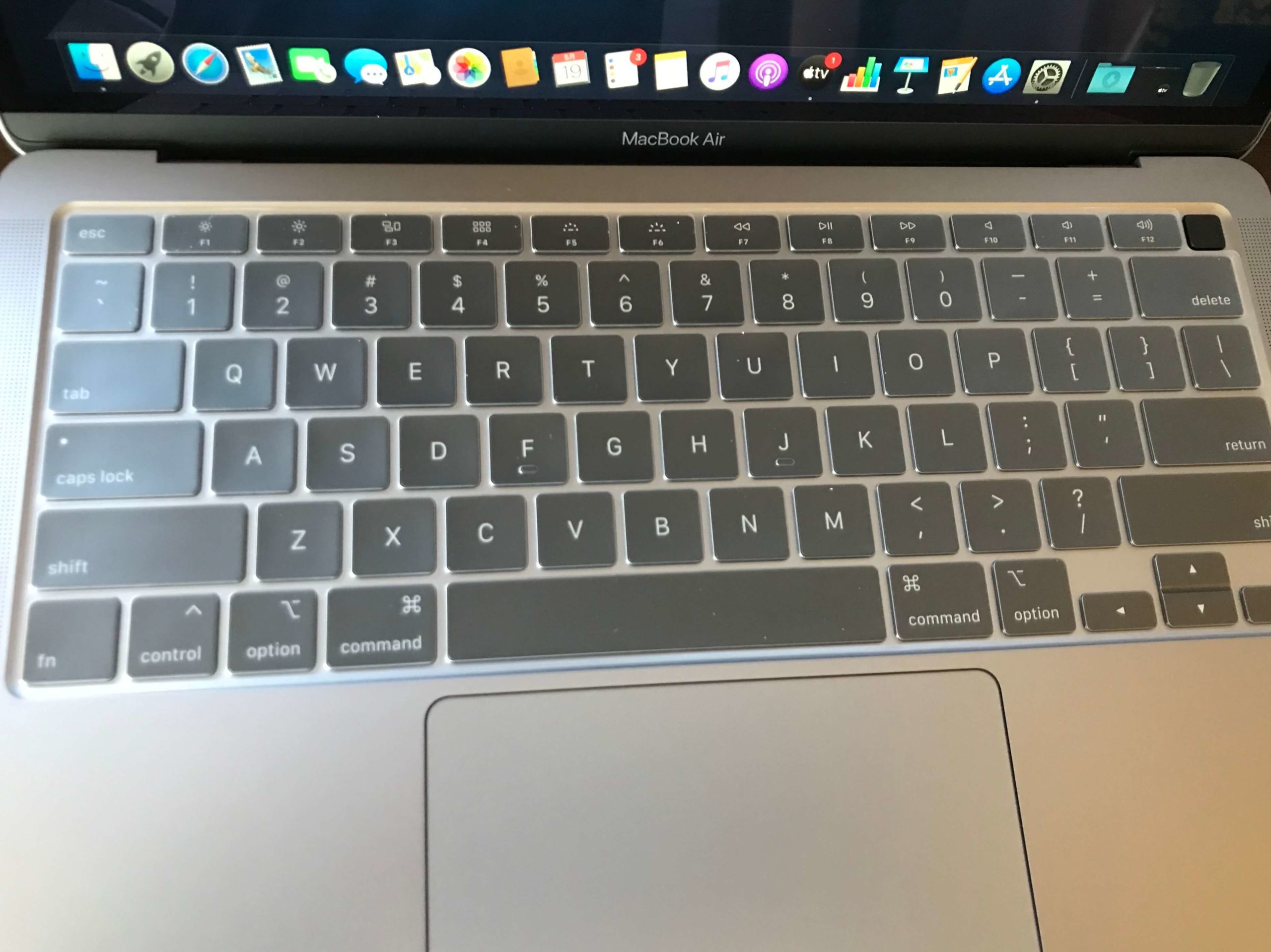 MacBook Airにキーボードカバーを乗せたところ